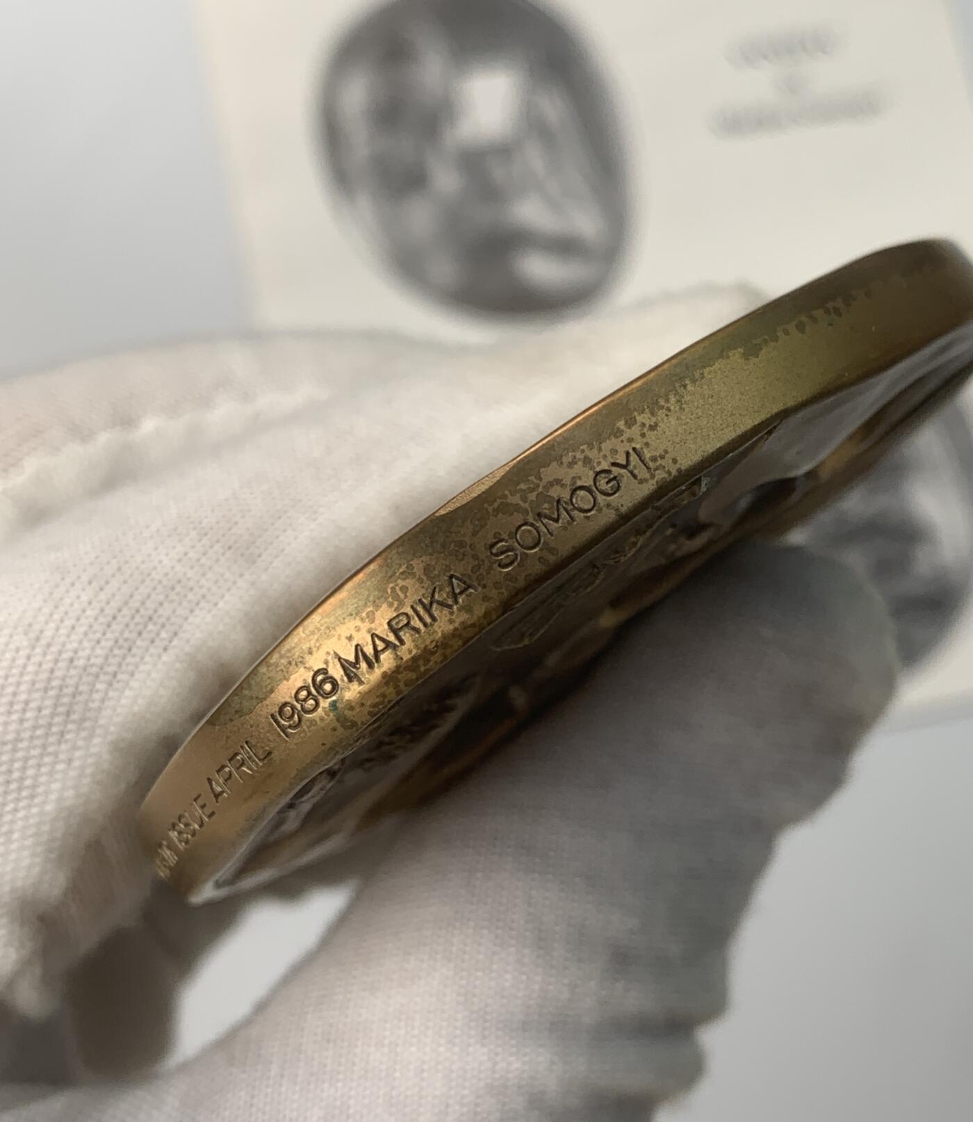 掌中浮雕-藏着的欧洲第059场 1986年美国章币协会#113号章【照镜子的女子】，71 X 58mm，206.5g，原盒带说明，设计雕刻家：Marika Somogyi  ，正面：Woman looking in mirror （照镜子的女子）， 反面：Devil watching through mirror （镜后偷窥的魔鬼），铜章发行量：750枚