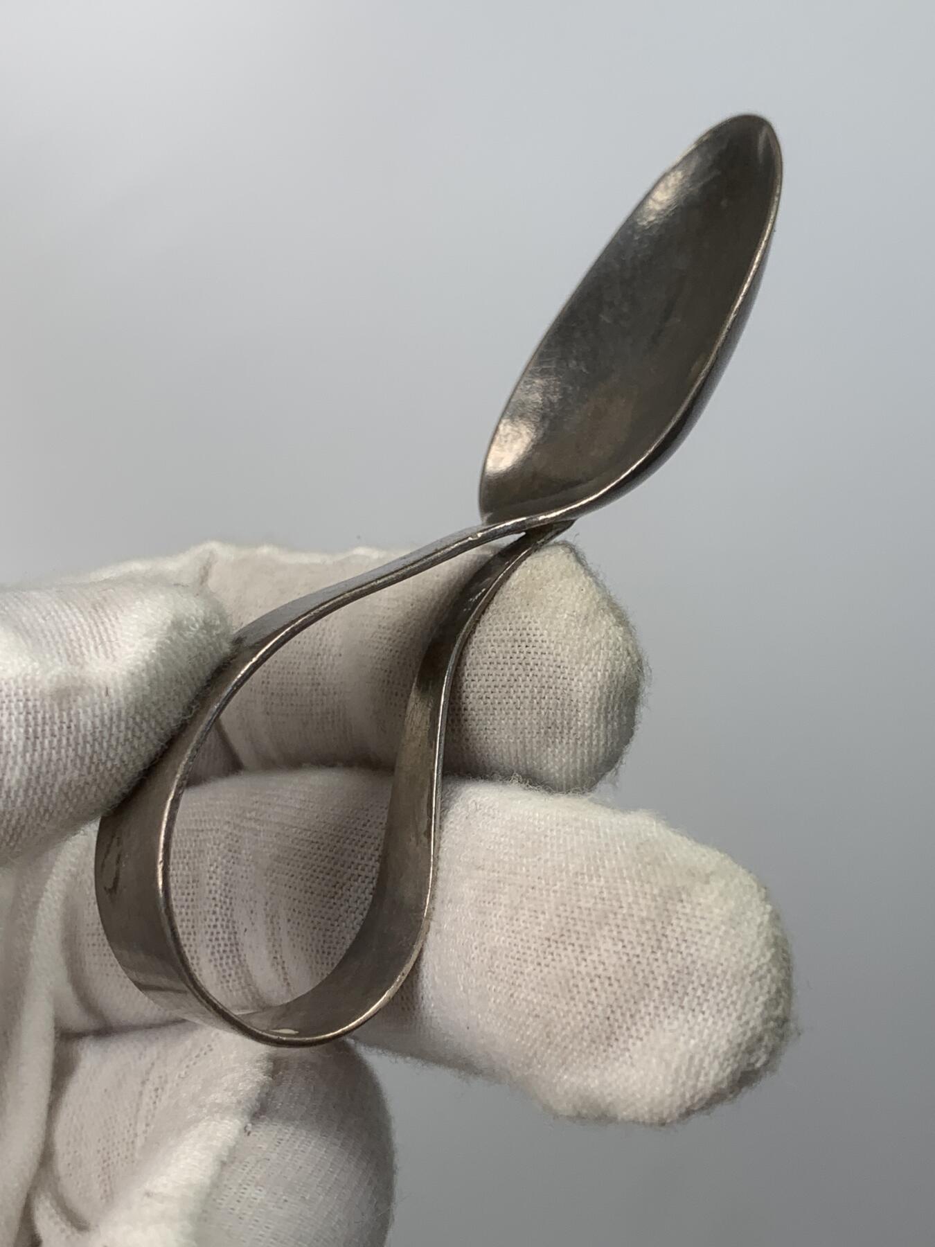 掌中浮雕-藏着的欧洲第059场 1919-1920年英国伯明翰婴儿用银匙、银耙二件套，长度85—89mm，二件共重36.03g，原盒（一个合页有破损），末图银标参考