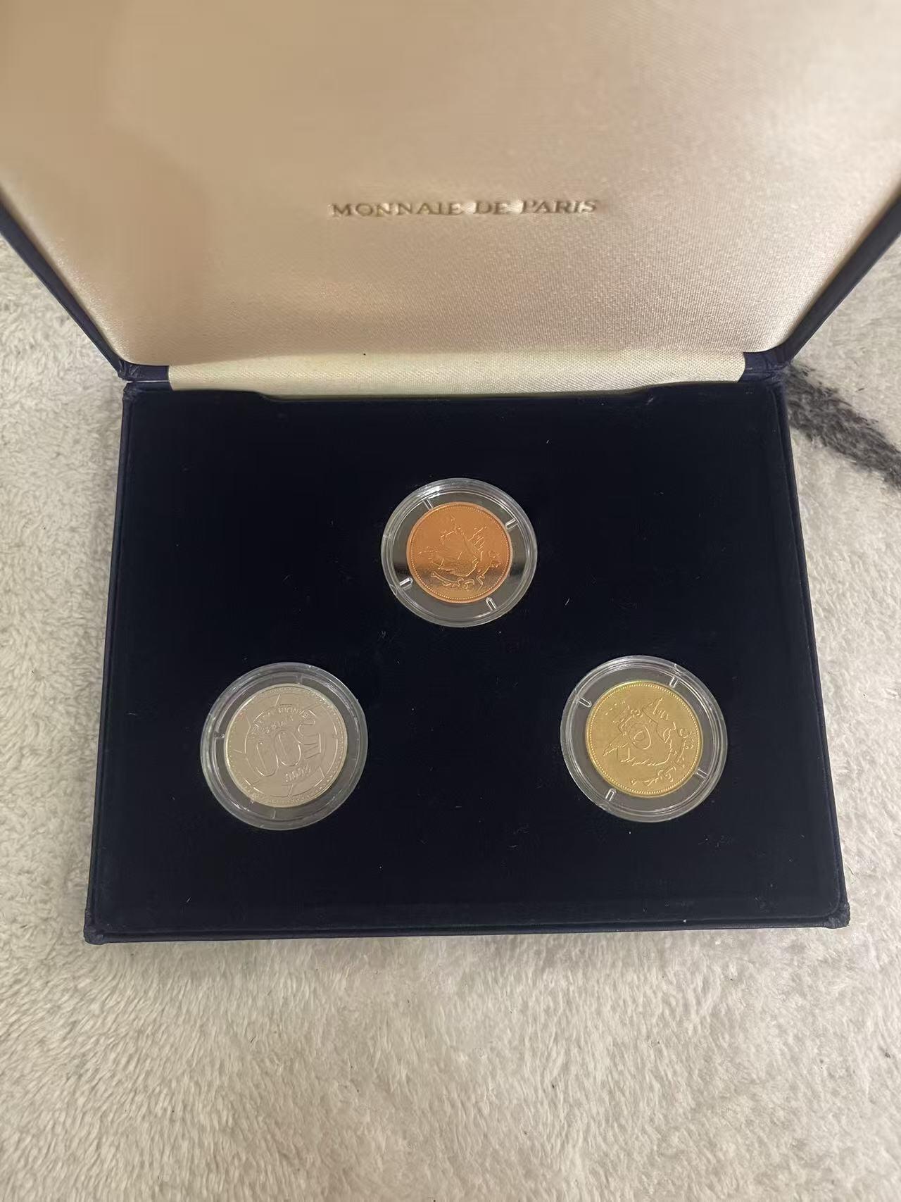 ❤️【币观天下】❤️ 第349期钱币拍卖场- 2026.4.24周五晚上6点半场 长期征集拍品  黎巴嫩2000年千禧年官方盒装套币 品相如图 