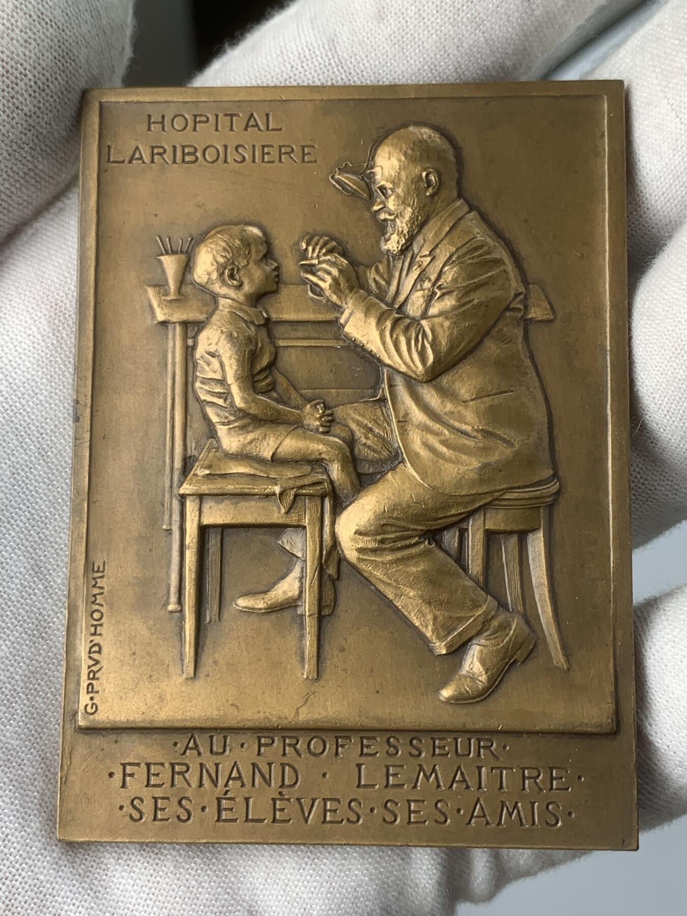 掌中浮雕-藏着的欧洲第059场 法国拉里博伊西埃医院费尔南德•莱梅特医生纪念铜章，53 X 73mm， 雕刻家：G.PRUDHOMME