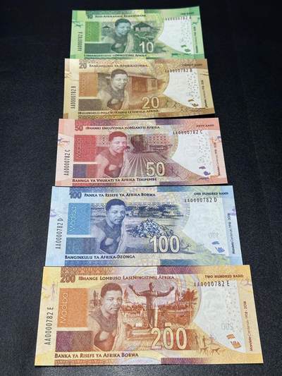 《外钞收藏家》第六百二十九期（精品场）（长期征集拍品、欢迎藏友们联系合作） 南非人像版10-200兰特 五张一起 AA冠 全同号 （纪念钞很稀少，只有同号是AA，普通是SA）百位号782 全新UNC