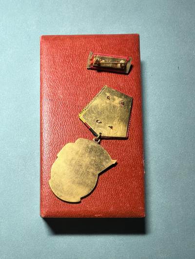 盛世勋华——号角文化勋章邮票专场拍卖第318期 东德劳动旗帜勋章 极早期无级别平背版 带原盒 带略 目录价120欧以上