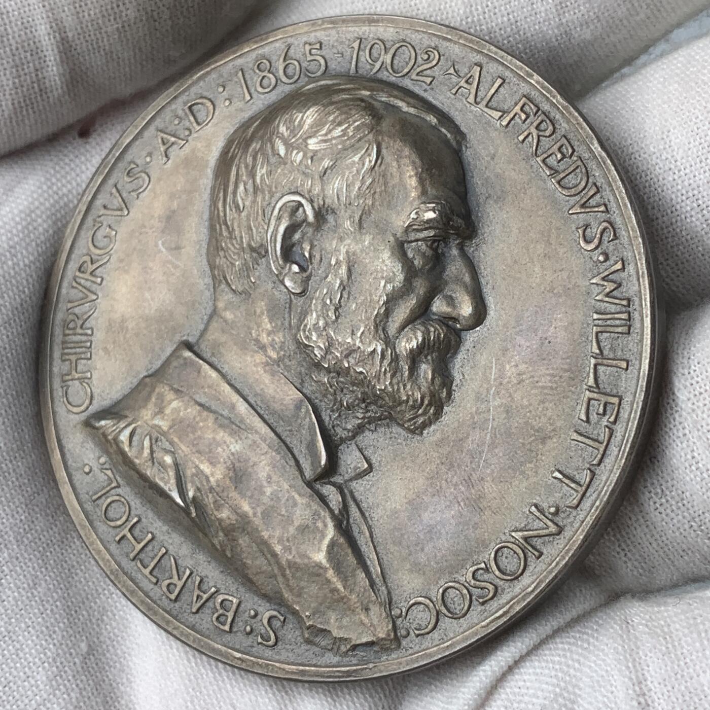 掌中浮雕-藏着的欧洲第059场 1922年英国阿尔弗雷德·威尔特医生纪念银章，57.5mm，97.2g，原盒