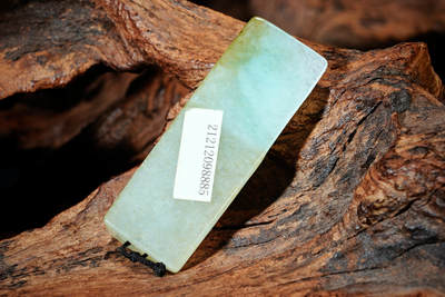 上海都达杂项专场102【全场包邮】  天然冰绿种翡翠（A货）精雕《年年有鱼》挂件 98-5