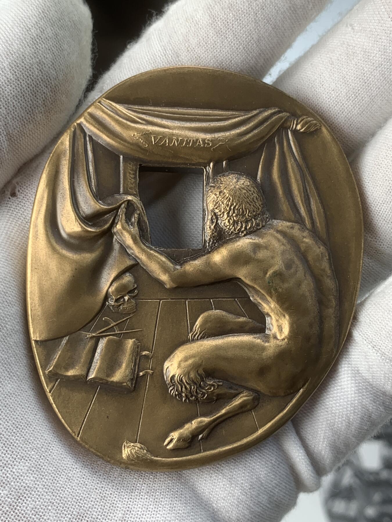 掌中浮雕-藏着的欧洲第059场 1986年美国章币协会#113号章【照镜子的女子】，71 X 58mm，206.5g，原盒带说明，设计雕刻家：Marika Somogyi  ，正面：Woman looking in mirror （照镜子的女子）， 反面：Devil watching through mirror （镜后偷窥的魔鬼），铜章发行量：750枚