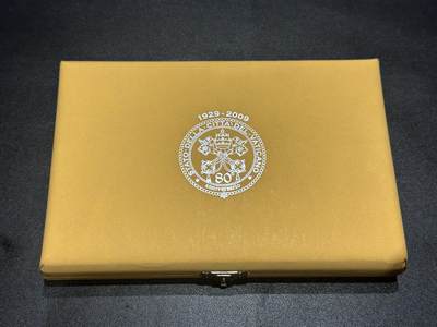 《外钞收藏家》第六百二十九期（精品场）（长期征集拍品、欢迎藏友们联系合作） 梵蒂冈 2008年 8枚欧元套币 盒装精制套币 含一枚银制纪念章 原盒原证书