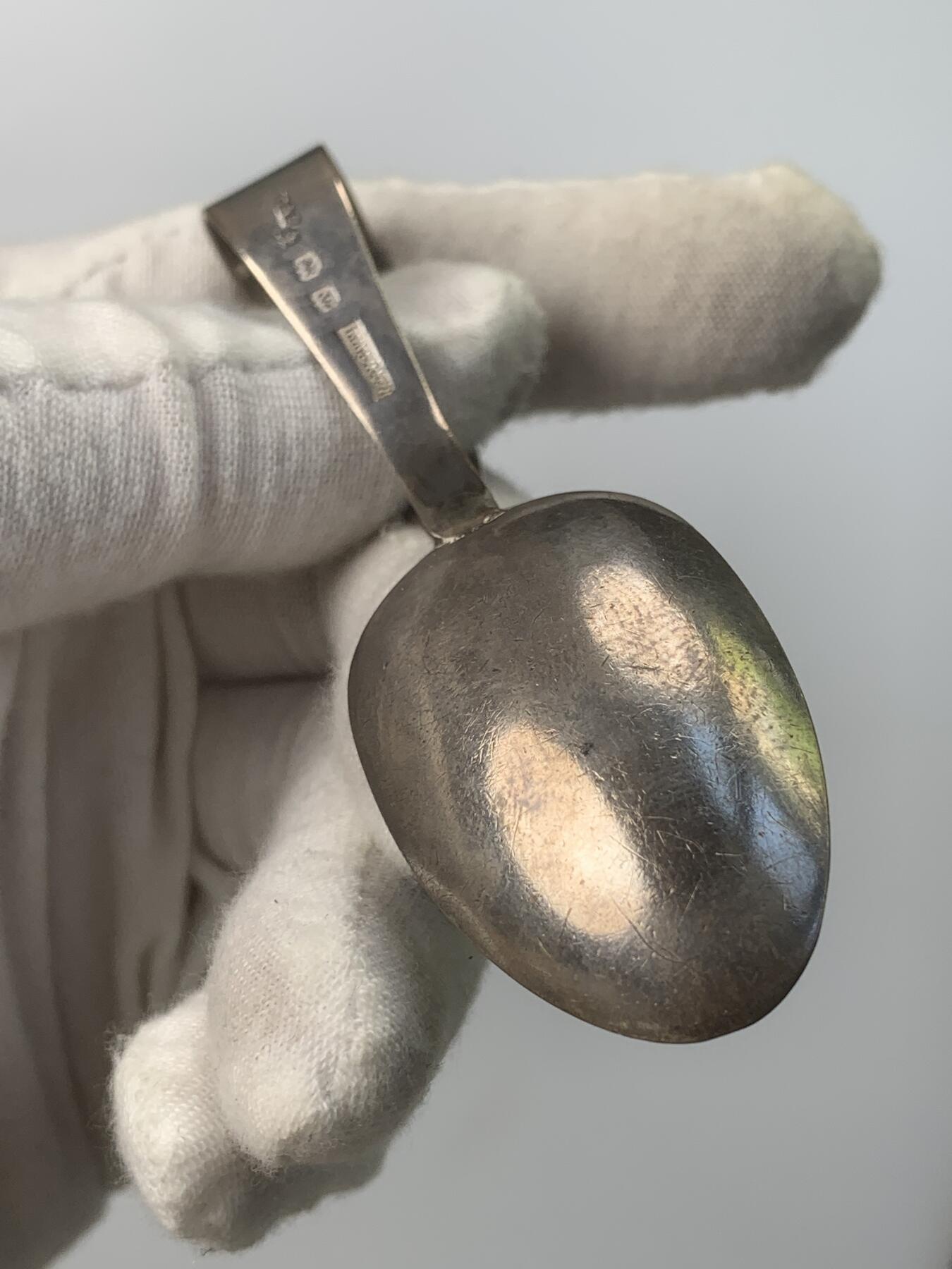 掌中浮雕-藏着的欧洲第059场 1919-1920年英国伯明翰婴儿用银匙、银耙二件套，长度85—89mm，二件共重36.03g，原盒（一个合页有破损），末图银标参考