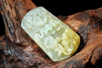 上海都达杂项专场102【全场包邮】  天然冰种翡翠（A货）精雕《福随龙至》挂件 98-4