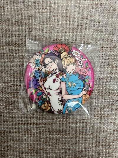 喜灰玩卡拍卖第八期，接拍品0佣金，欢迎送拍，释放现金流，让自己有资金可以购买更多喜欢的卡牌，让别的卡友能淘到更多心仪的卡牌 同好会周边  钥匙链两个 吧唧两个 全新