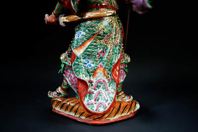 上海都达杂项专场102【全场包邮】  景德镇雕塑瓷厂款 粉彩描金关公雕塑98-1