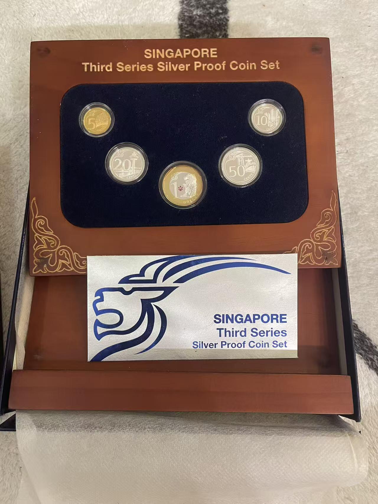 ❤️【币观天下】❤️ 第349期钱币拍卖场- 2026.4.24周五晚上6点半场 长期征集拍品  新加坡2013年第三版全银精制币 实际发行量8000套 盒证全齐 