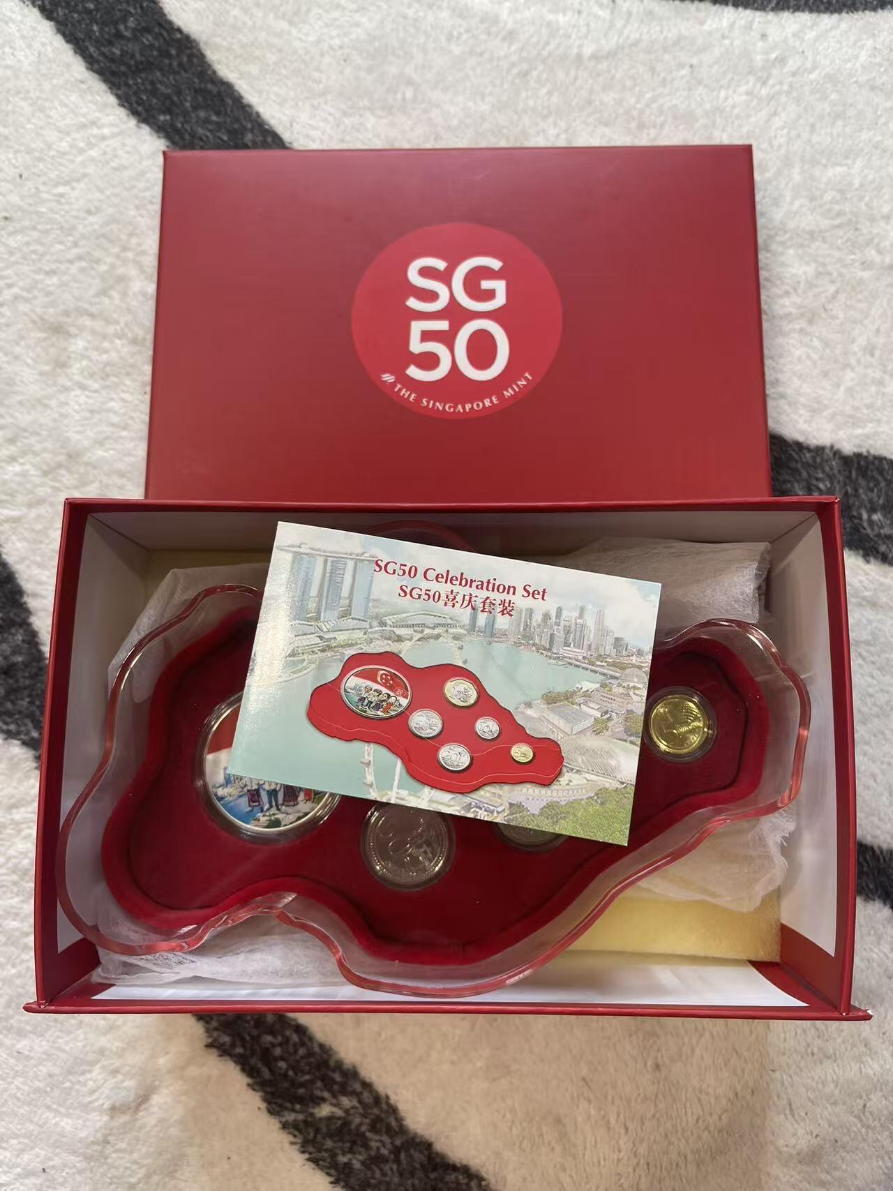 ❤️【币观天下】❤️ 第349期钱币拍卖场- 2026.4.24周五晚上6点半场 长期征集拍品  新加坡2015年独立50周年发行纪念套装SG50 新加坡造币厂官方原包装 含一枚镀银纪念章 