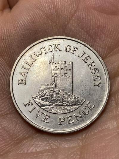 2026年第四十七场(总第二百一十六场）外国好品散币场(免佣金) 英属泽西岛🇯🇪1983年5便士(伊丽莎白二世中年花冠第三套第一版，大尺寸版首发年)