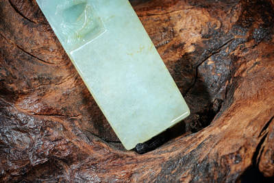 上海都达杂项专场102【全场包邮】  天然冰绿种翡翠（A货）精雕《年年有鱼》挂件 98-5