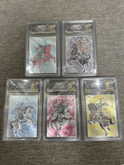 喜灰玩卡拍卖第八期，接拍品0佣金，欢迎送拍，释放现金流，让自己有资金可以购买更多喜欢的卡牌，让别的卡友能淘到更多心仪的卡牌 【爆金套】朵拉魔盒 五虎争鸾 卢艺丰老师绘 5虎上将  爆金10分 一组5张 折光粗闪