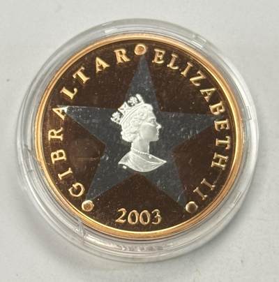 S&S Numismatic世界钱币-拍卖 第126期  直布罗陀2003年 欧元发行一周年纪念 2克朗铜+999银双色精制纪念币 盒证齐全，品相如图，塑料壳有裂