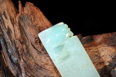 上海都达杂项专场102【全场包邮】  天然冰绿种翡翠（A货）精雕《年年有鱼》挂件 98-5