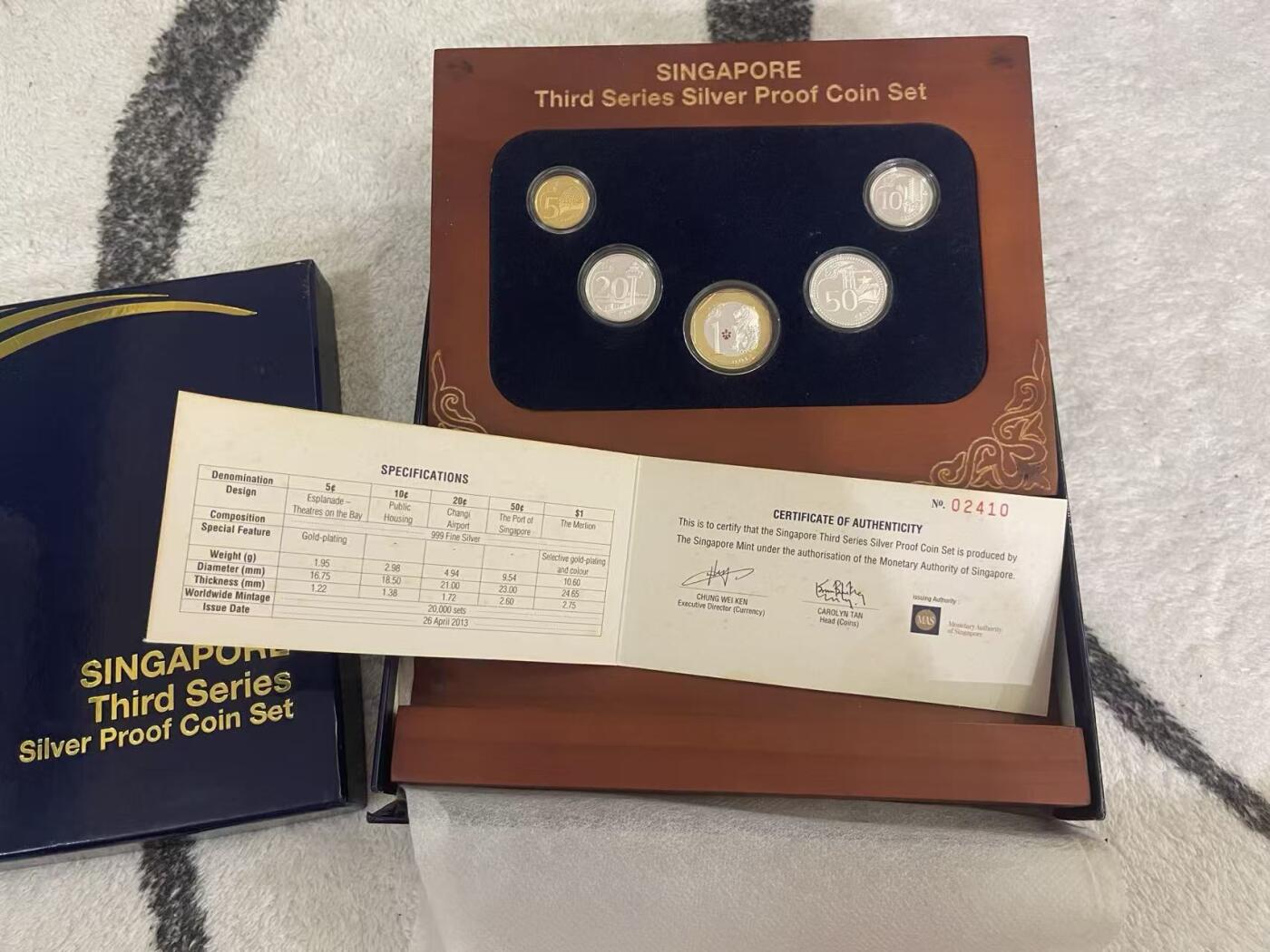 ❤️【币观天下】❤️ 第349期钱币拍卖场- 2026.4.24周五晚上6点半场 长期征集拍品  新加坡2013年第三版全银精制币 实际发行量8000套 盒证全齐 