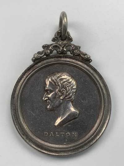 掌中浮雕-藏着的欧洲第059场 - 1880年英国爱丁堡皇家学校化学奖银质奖章（章体被镶嵌在带挂环的外框里），57mm，91g，正面是DALTON道尔顿头像，BHM-3076, RR稀有度