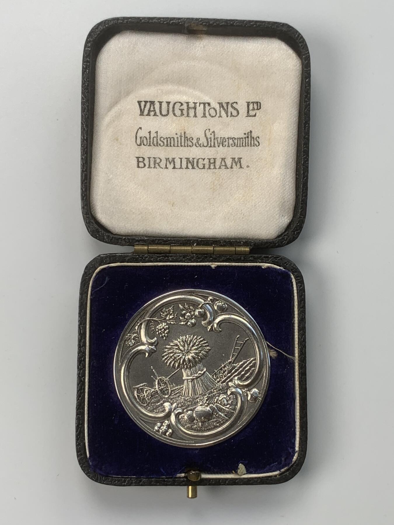 掌中浮雕-藏着的欧洲第059场 1936年英国乔利农业博览会银章，39.4mm，31g，原盒，著名沃顿斯家族V&S制作，背面有银标