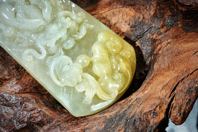 上海都达杂项专场102【全场包邮】  天然冰种翡翠（A货）精雕《福随龙至》挂件 98-4