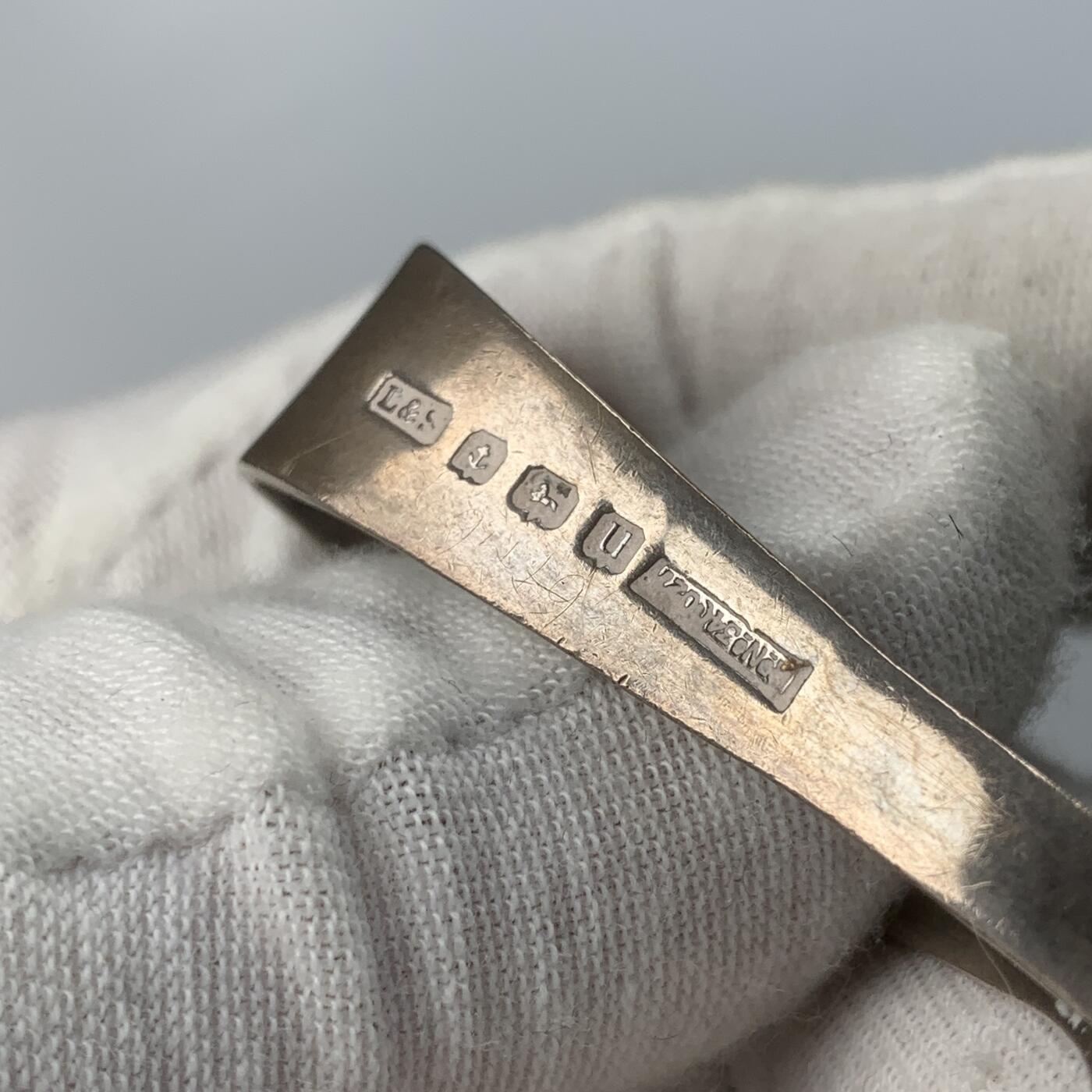 掌中浮雕-藏着的欧洲第059场 1919-1920年英国伯明翰婴儿用银匙、银耙二件套，长度85—89mm，二件共重36.03g，原盒（一个合页有破损），末图银标参考