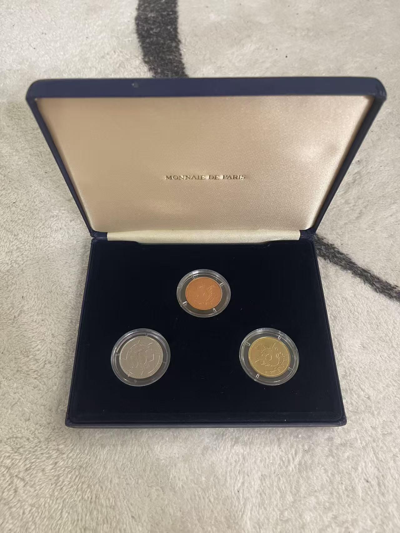 ❤️【币观天下】❤️ 第349期钱币拍卖场- 2026.4.24周五晚上6点半场 长期征集拍品  黎巴嫩2000年千禧年官方盒装套币 品相如图 