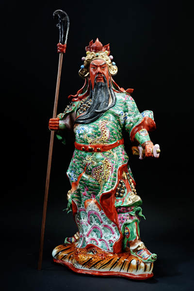 上海都达杂项专场102【全场包邮】  景德镇雕塑瓷厂款 粉彩描金关公雕塑98-1