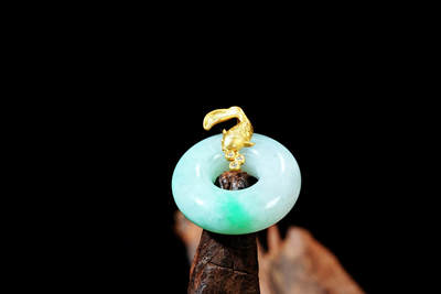 上海都达杂项专场102【全场包邮】  天然冰糯种带绿翡翠（A货）G18K金镶平安扣挂件98-3