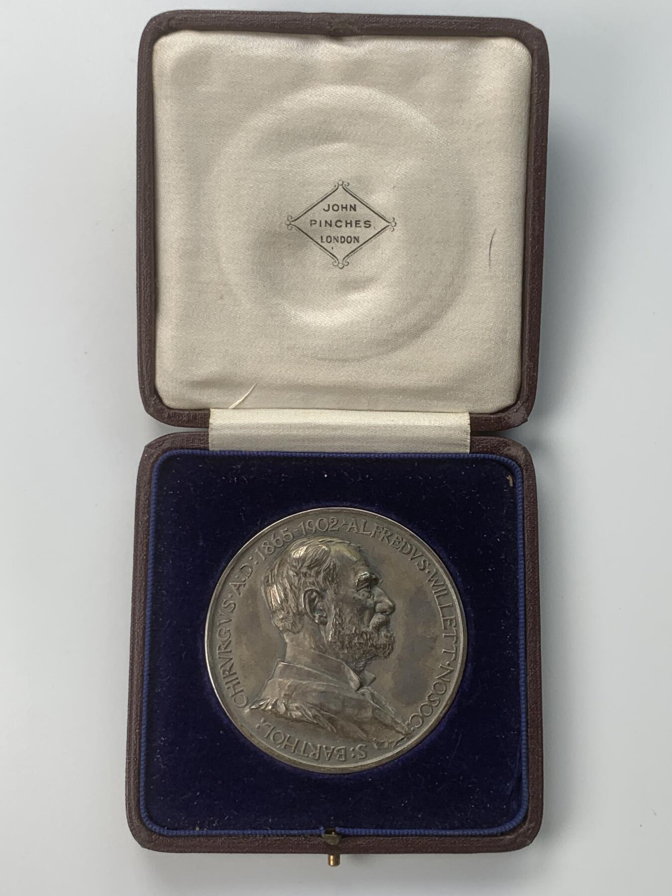 掌中浮雕-藏着的欧洲第059场 1922年英国阿尔弗雷德·威尔特医生纪念银章，57.5mm，97.2g，原盒