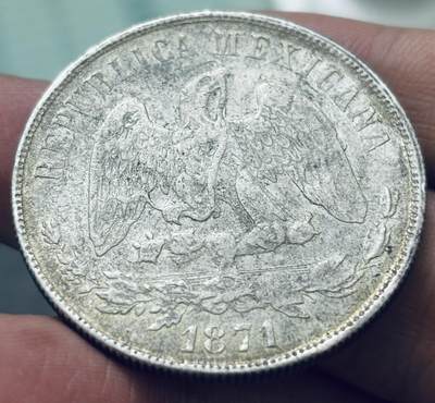 文馨钱币收藏第 303 场，【五一钱币荟，收藏盛宴】长期接代拍业务 1871 年墨西哥联邦第二共和国 1 比索银元，天平自由帽，这一时期正值法国干涉战争结束，共和国 制度 恢复稳定时期铸造，因其成色稳定信誉好，在 19 世纪中后期的国际贸易中广泛使用