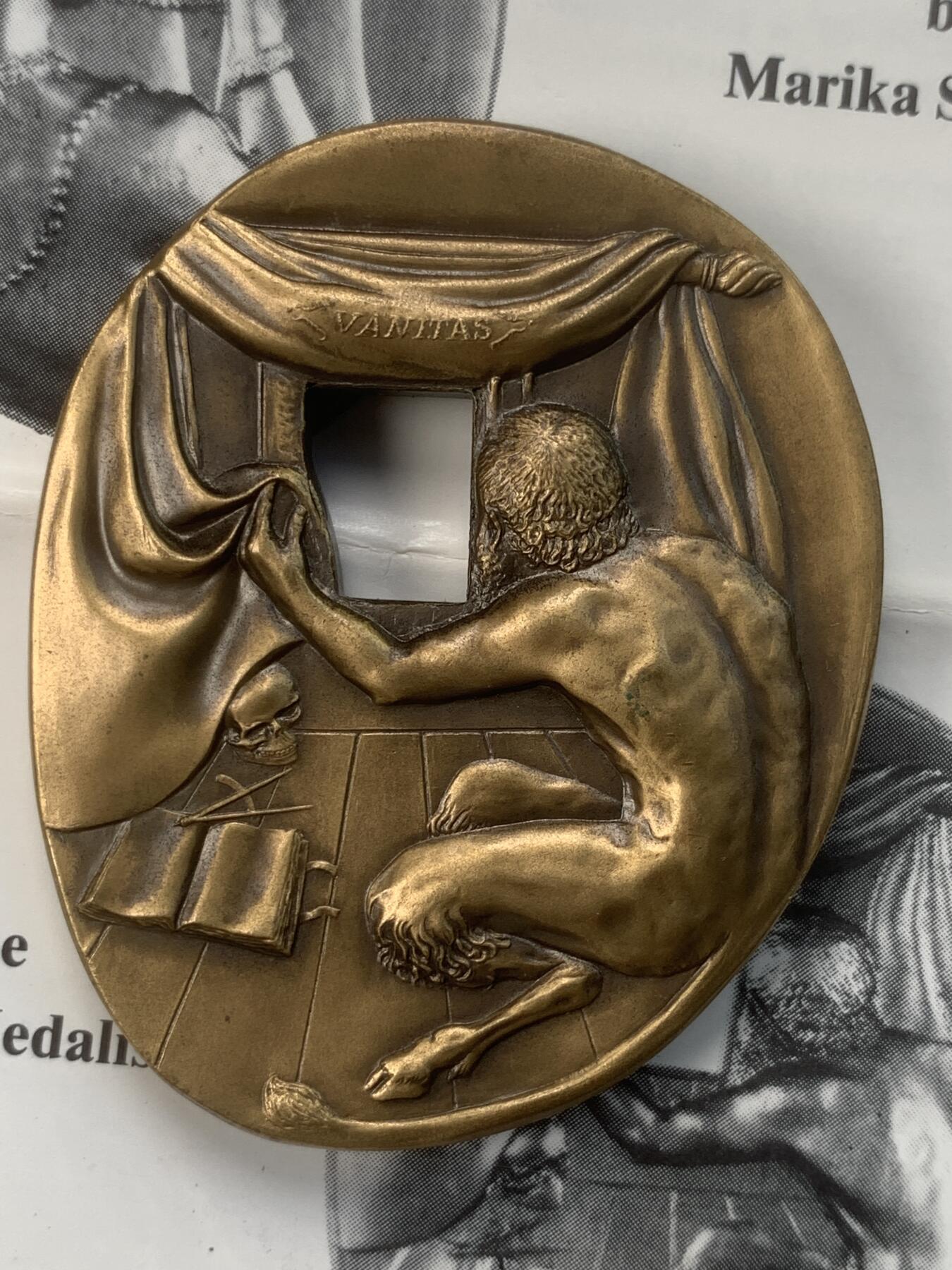 掌中浮雕-藏着的欧洲第059场 1986年美国章币协会#113号章【照镜子的女子】，71 X 58mm，206.5g，原盒带说明，设计雕刻家：Marika Somogyi  ，正面：Woman looking in mirror （照镜子的女子）， 反面：Devil watching through mirror （镜后偷窥的魔鬼），铜章发行量：750枚