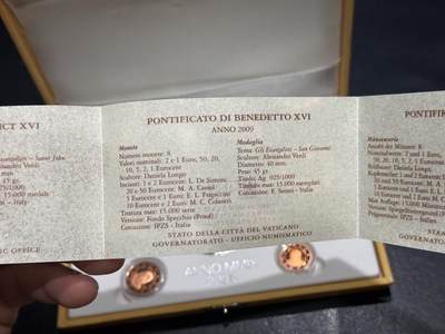 《外钞收藏家》第六百二十九期（精品场）（长期征集拍品、欢迎藏友们联系合作） 梵蒂冈 2008年 8枚欧元套币 盒装精制套币 含一枚银制纪念章 原盒原证书