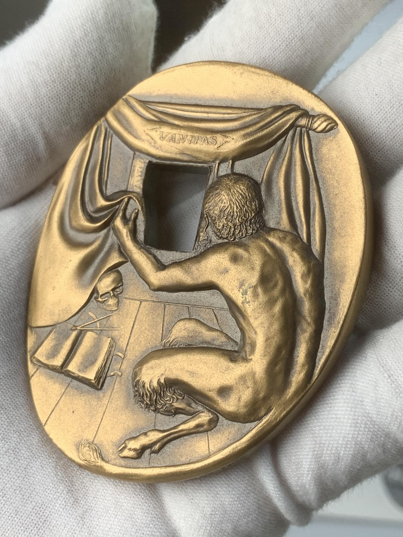 掌中浮雕-藏着的欧洲第059场 1986年美国章币协会#113号章【照镜子的女子】，71 X 58mm，206.5g，原盒带说明，设计雕刻家：Marika Somogyi  ，正面：Woman looking in mirror （照镜子的女子）， 反面：Devil watching through mirror （镜后偷窥的魔鬼），铜章发行量：750枚