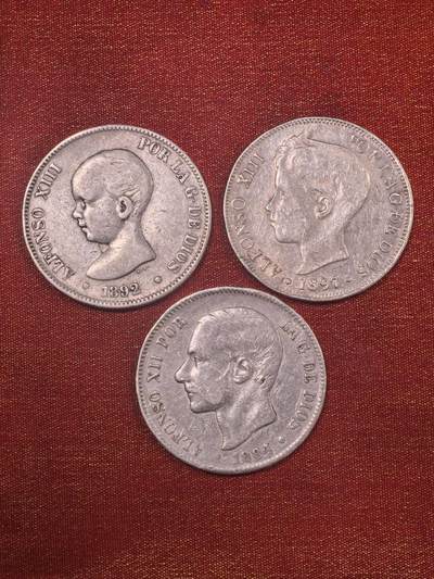 欧洲银章、铜章，大优惠起拍价都是银价计算 西班牙双柱币3枚品相上品，是三个放一起拍，起拍价格小于银价