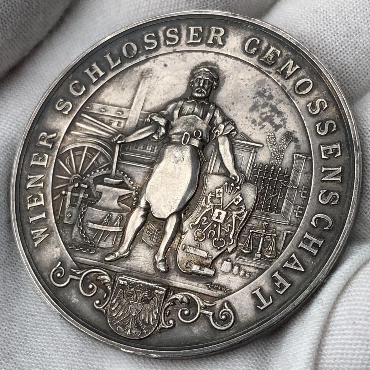 掌中浮雕-藏着的欧洲第059场 奥地利维也纳铁匠行会银质奖章，50mm，38.7g