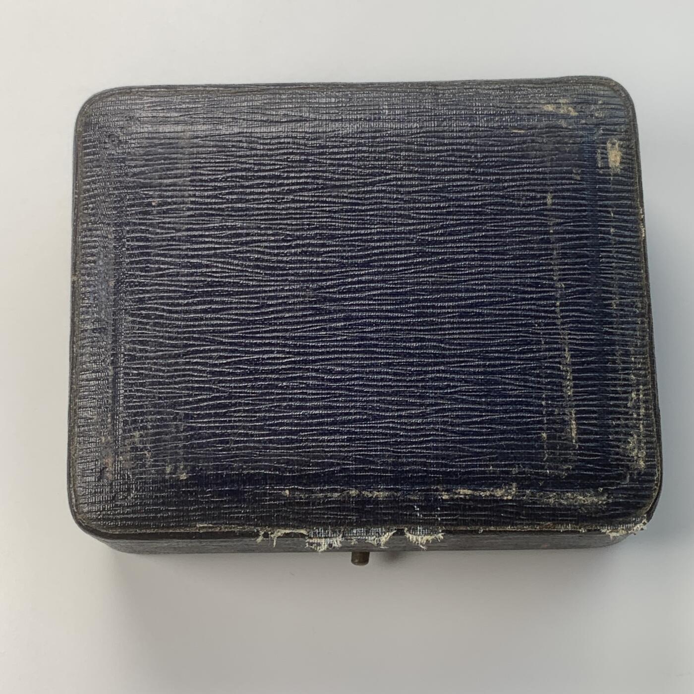 掌中浮雕-藏着的欧洲第059场 1919-1920年英国伯明翰婴儿用银匙、银耙二件套，长度85—89mm，二件共重36.03g，原盒（一个合页有破损），末图银标参考