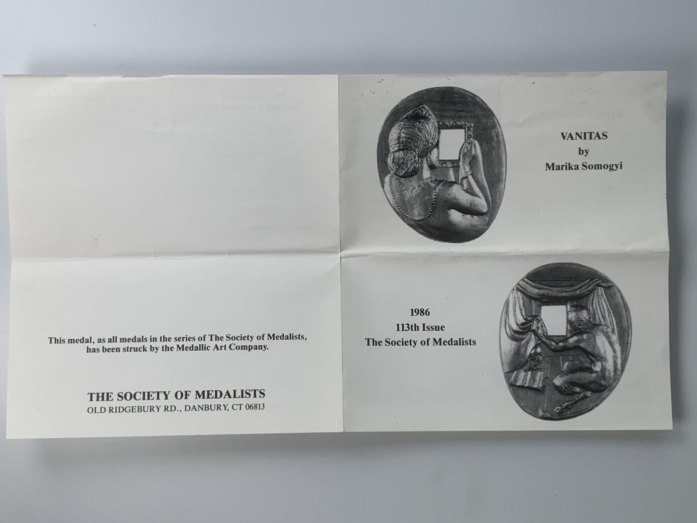 掌中浮雕-藏着的欧洲第059场 1986年美国章币协会#113号章【照镜子的女子】，71 X 58mm，206.5g，原盒带说明，设计雕刻家：Marika Somogyi  ，正面：Woman looking in mirror （照镜子的女子）， 反面：Devil watching through mirror （镜后偷窥的魔鬼），铜章发行量：750枚