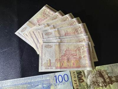 《外钞收藏家》第六百二十九期（精品场）（长期征集拍品、欢迎藏友们联系合作） 保加利亚1列弗AA冠10张+瑞典100克朗+俄罗斯100卢布3张一起 全新UNC