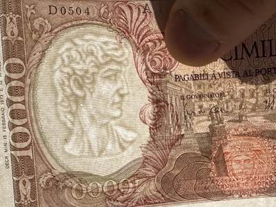 《外钞收藏家》第六百二十九期（精品场）（长期征集拍品、欢迎藏友们联系合作） 1962年意大利1万里拉 UNC-  品相如图 有针孔