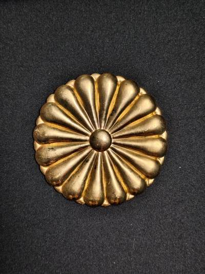 东亚欧洲主题杂货徽章勋章拍卖⑩ （五一大拍350+） 巨大尺寸日本皇室菊纹（分量重材质不明碗口大小）