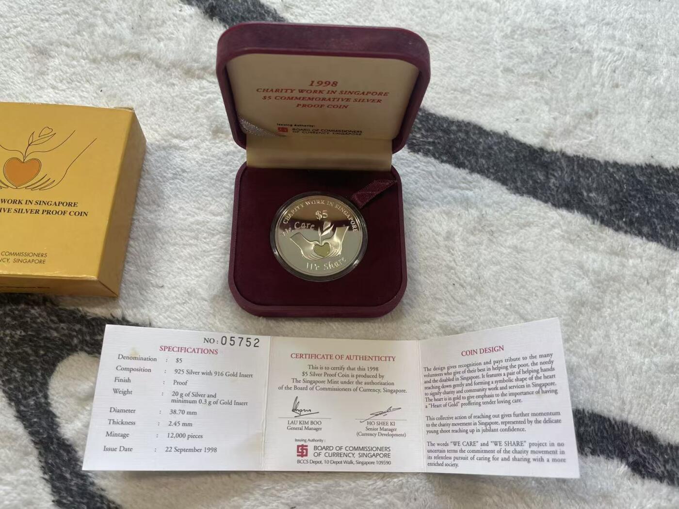 ❤️【币观天下】❤️ 第349期钱币拍卖场- 2026.4.24周五晚上6点半场 长期征集拍品  新加坡1998年爱心慈善精制纪念银币 含0.3克镶嵌金 20克银+0.3克金 盒证全齐 