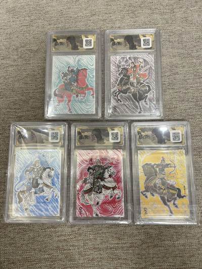 喜灰玩卡拍卖第八期，接拍品0佣金，欢迎送拍，释放现金流，让自己有资金可以购买更多喜欢的卡牌，让别的卡友能淘到更多心仪的卡牌 【爆金套】朵拉魔盒 五虎争鸾 卢艺丰老师绘 5虎上将  爆金10分 一组5张 折光粗闪