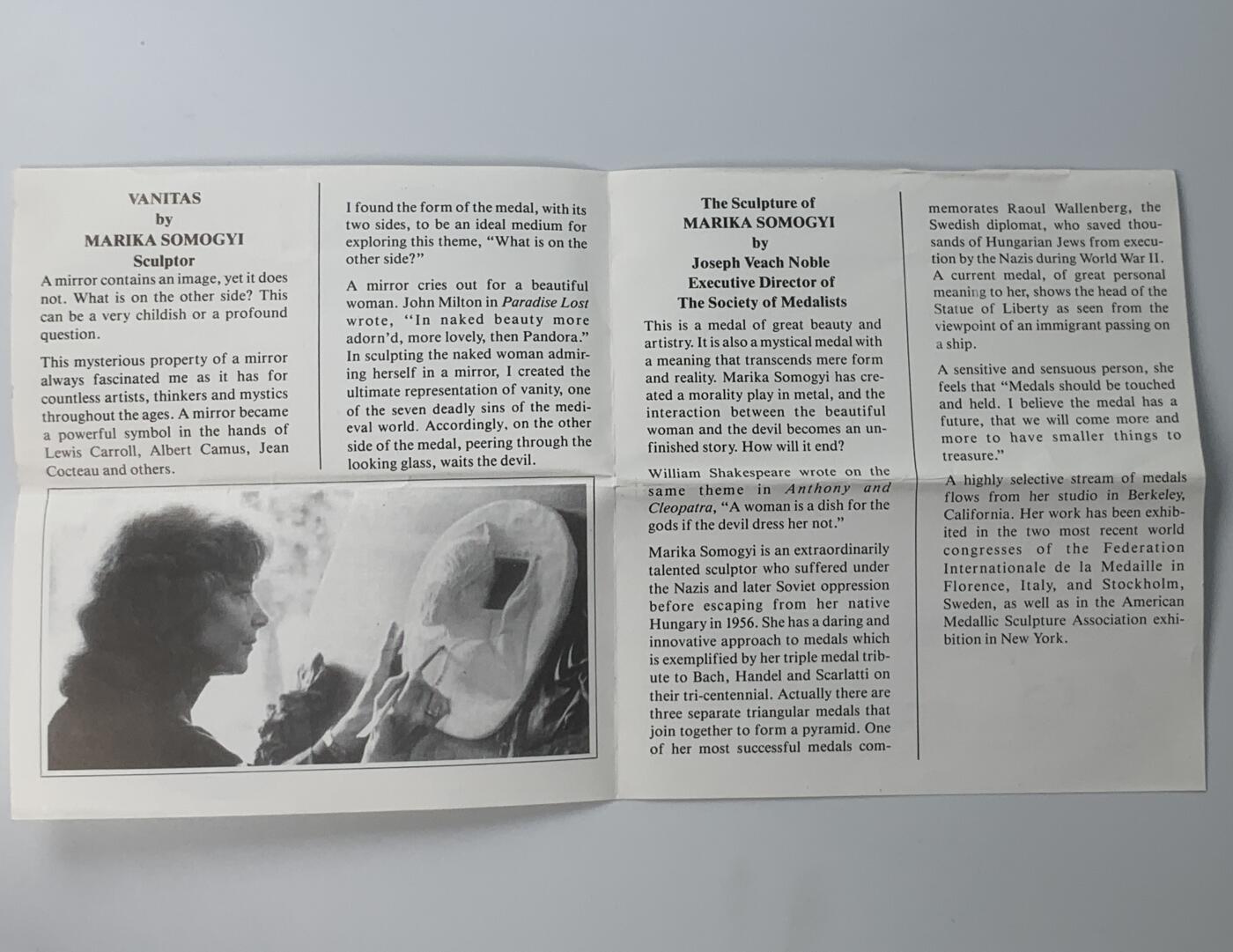 掌中浮雕-藏着的欧洲第059场 1986年美国章币协会#113号章【照镜子的女子】，71 X 58mm，206.5g，原盒带说明，设计雕刻家：Marika Somogyi  ，正面：Woman looking in mirror （照镜子的女子）， 反面：Devil watching through mirror （镜后偷窥的魔鬼），铜章发行量：750枚