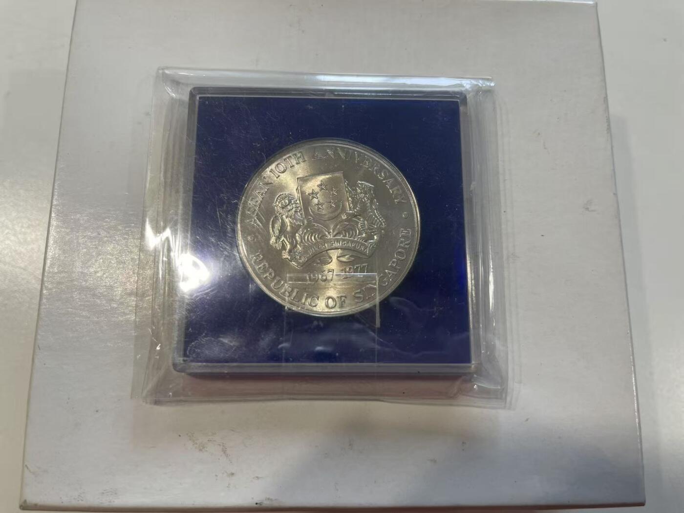 ❤️【币观天下】❤️ 第349期钱币拍卖场- 2026.4.24周五晚上6点半场 长期征集拍品  新加坡1977年10新元东盟10周年纪念银币 原包装 1盎司银含银量50%