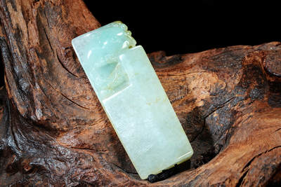 上海都达杂项专场102【全场包邮】  天然冰绿种翡翠（A货）精雕《年年有鱼》挂件 98-5