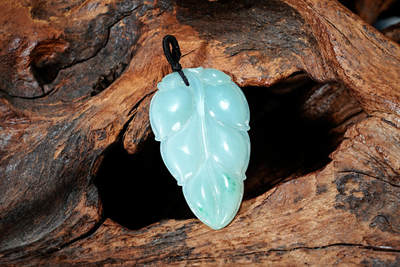 上海都达杂项专场102【全场包邮】  天然冰绿种翡翠（A货）精雕《金枝玉叶》挂件 98-7