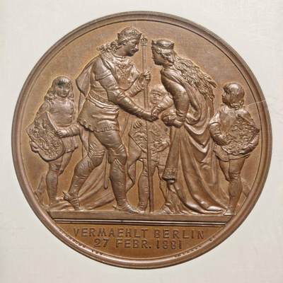 【德藏】世界币章拍卖第171期（拍品征集中~欢迎藏友联系）  1881年 德国普鲁士威廉二世与维多利亚公主结婚纪念大铜章，直径53.5毫米，NGC MS63BN 少见长方形评级大盒。正面是新婚夫妇被儿童围绕着，背面是皇冠下的两人相互对视的半身肖像。古典风格，十分精美，品相完好，少见品种。NGC评级老盒子，有一定的纪念意义