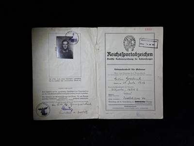 戎马世界章牌大赏第115期 德三 铜级近战勋饰套证 获得者 埃温・戈泽布林克 下士，包含 二级铁十字勋章证书 铜级近战勋饰证书 黑色战伤奖章  铜级体能证书，得主最终在库尔兰包围圈阵亡