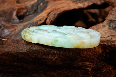 上海都达杂项专场102【全场包邮】  天然冰糯种飘绿翡翠（A货）精雕《麒麟献瑞》挂件 98-8